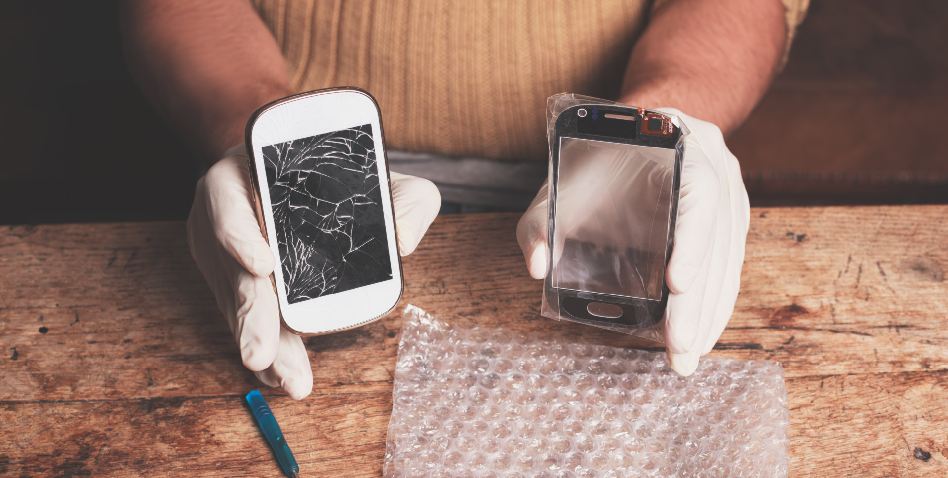 technician replacing the phone screen